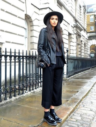 Schwarze Oxford Schuhe kombinieren – 148 Damen Outfits: Tragen Sie eine schwarze Leder Bikerjacke zu einem schwarzen Hosenrock, um ein tolles, entspanntes Outfit zu erhalten. Fühlen Sie sich ideenreich? Entscheiden Sie sich für schwarzen Oxford Schuhe.
