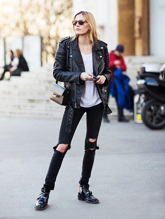 Schwarze Jeans mit Destroyed-Effekten kombinieren – 362 Damen Outfits: Wenn Sie einen super entspannten Trend-Look erreichen müssen, macht diese Kombination aus einer schwarzen Leder Bikerjacke und schwarzen Jeans mit Destroyed-Effekten Sinn. Ergänzen Sie Ihr Look mit schwarzen flache Stiefel mit einer Schnürung aus Leder.