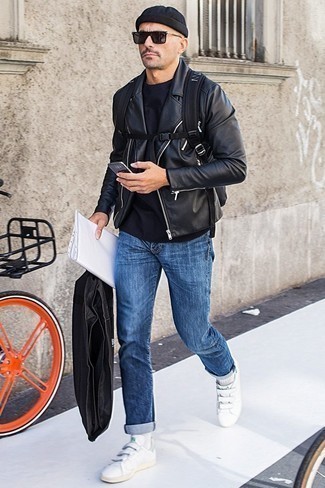 schwarze Leder Bikerjacke, schwarzes T-Shirt mit einem Rundhalsausschnitt, blaue Jeans, weiße Leder niedrige Sneakers für Herren