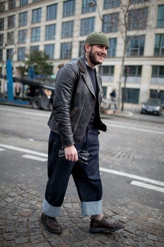 Dunkelgrüne Mütze kombinieren – 376 Herren Outfits: Halten Sie Ihr Outfit locker mit einer schwarzen Leder Bikerjacke und einer dunkelgrünen Mütze. Fühlen Sie sich ideenreich? Wählen Sie dunkelbraunen Leder Derby Schuhe.