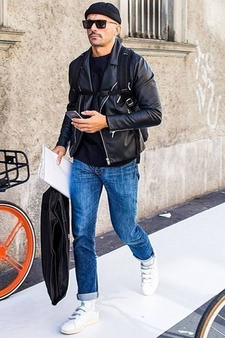 40 Jährige: Niedrige Sneakers kombinieren – 96 Herren Outfits kühl Wetter: Kombinieren Sie eine schwarze Leder Bikerjacke mit blauen Jeans, um einen lockeren, aber dennoch stylischen Look zu erhalten. Niedrige Sneakers sind eine großartige Wahl, um dieses Outfit zu vervollständigen.