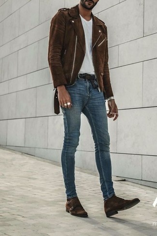 Welche Jeans mit dunkelbrauner Doppelmonks zu tragen – 16 Smart-Casual Herren Outfits kühl Wetter: Entscheiden Sie sich für eine braune Wildleder Bikerjacke und Jeans für ein bequemes Outfit, das außerdem gut zusammen passt. Fühlen Sie sich mutig? Entscheiden Sie sich für dunkelbraunen Doppelmonks.