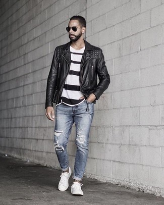 30 Jährige: Welche niedrige Sneakers mit hellblauer Jeans zu tragen – 452 Herren Outfits: Kombinieren Sie eine schwarze Leder Bikerjacke mit hellblauen Jeans für einen entspannten Wochenend-Look. Niedrige Sneakers sind eine gute Wahl, um dieses Outfit zu vervollständigen.