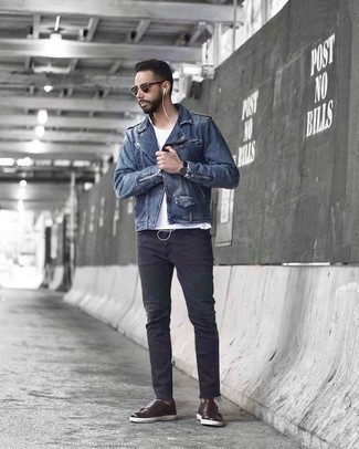 Dunkelbraune Doppelmonks aus Leder kombinieren – 109 Herren Outfits kühl Wetter: Entscheiden Sie sich für eine blaue Bikerjacke und dunkelgrauen Jeans für einen bequemen Alltags-Look. Putzen Sie Ihr Outfit mit dunkelbraunen Doppelmonks aus Leder.