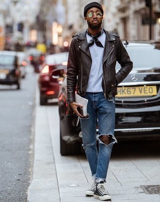 Welche Jeans mit dunkelbrauner Bikerjacke zu tragen – 25 Lässige Herren Outfits kühl Wetter: Eine dunkelbraune Bikerjacke und Jeans sind das Outfit Ihrer Wahl für faule Tage. Fühlen Sie sich mutig? Vervollständigen Sie Ihr Outfit mit schwarzen und weißen hohen Sneakers aus Segeltuch.