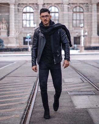 Wie schwarze Lederjacke mit blauer Hose zu kombinieren – 363 Herren Outfits: Kombinieren Sie eine schwarze Lederjacke mit einer blauen Hose, um einen lockeren, aber dennoch stylischen Look zu erhalten. Wählen Sie schwarzen Chelsea Boots aus Wildleder, um Ihr Modebewusstsein zu zeigen.