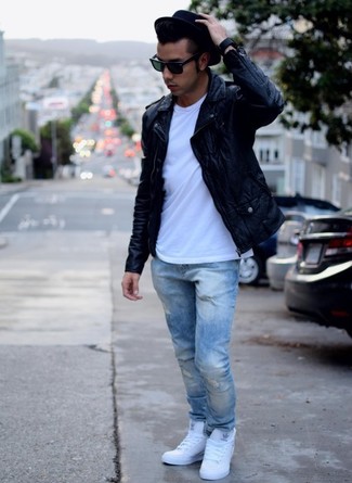 schwarze Leder Bikerjacke, weißes T-Shirt mit einem Rundhalsausschnitt, hellblaue Jeans, weiße hohe Sneakers für Herren