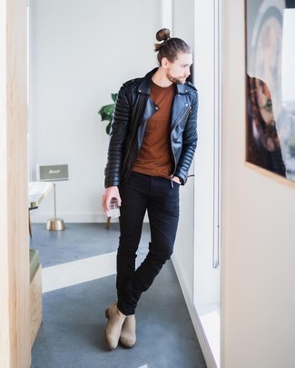 Beige Chelsea Boots aus Wildleder kombinieren – 500+ Herren Outfits: Kombinieren Sie eine schwarze gesteppte Leder Bikerjacke mit schwarzen Jeans für ein sonntägliches Mittagessen mit Freunden. Fühlen Sie sich mutig? Komplettieren Sie Ihr Outfit mit beige Chelsea Boots aus Wildleder.