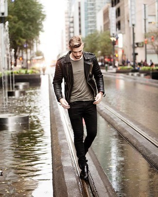 30 Jährige: Gesteppte Leder Bikerjacke kombinieren – 62 Herren Outfits: Paaren Sie eine gesteppte Leder Bikerjacke mit schwarzen Jeans, um mühelos alles zu meistern, was auch immer der Tag bringen mag. Setzen Sie bei den Schuhen auf die klassische Variante mit schwarzen Chelsea Boots aus Leder.