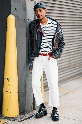 Weiße Jeans kombinieren – 1200+ Herren Outfits: Kombinieren Sie eine schwarze Leder Bikerjacke mit weißen Jeans für ein Alltagsoutfit, das Charakter und Persönlichkeit ausstrahlt. Schwarze klobige Leder Derby Schuhe sind eine einfache Möglichkeit, Ihren Look aufzuwerten.