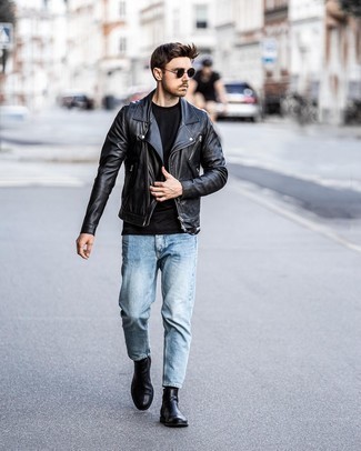 30 Jährige: Welche Bikerjacken mit hellblauer Jeans zu tragen – 27 Casual Herren Outfits: Kombinieren Sie eine Bikerjacke mit hellblauen Jeans für einen bequemen Alltags-Look. Entscheiden Sie sich für schwarzen Chelsea Boots aus Leder, um Ihr Modebewusstsein zu zeigen.