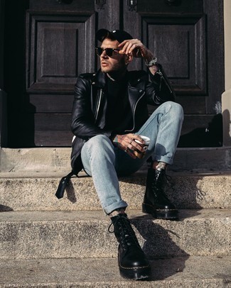 Türkise Jeans kombinieren – 1200+ Herren Outfits: Die Kombination von einer schwarzen Leder Bikerjacke und türkisen Jeans erlaubt es Ihnen, Ihren Freizeitstil klar und einfach zu halten. Wenn Sie nicht durch und durch formal auftreten möchten, vervollständigen Sie Ihr Outfit mit schwarzen Lederarbeitsstiefeln.