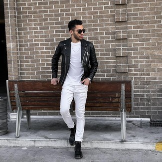 Schwarze Lederfreizeitstiefel kombinieren – 500+ Herren Outfits warm Wetter: Kombinieren Sie eine schwarze Leder Bikerjacke mit weißen Jeans, um mühelos alles zu meistern, was auch immer der Tag bringen mag. Eine schwarze Lederfreizeitstiefel sind eine einfache Möglichkeit, Ihren Look aufzuwerten.