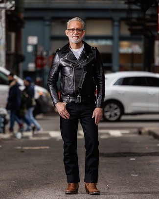 50 Jährige: Bikerjacke kombinieren – 58 Herren Outfits kühl Wetter: Kombinieren Sie eine Bikerjacke mit schwarzen Jeans für ein bequemes Outfit, das außerdem gut zusammen passt. Fühlen Sie sich ideenreich? Komplettieren Sie Ihr Outfit mit braunen Chelsea Boots aus Leder.