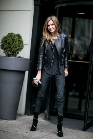 Schwarze Leder Clutch kombinieren – 500+ Damen Outfits: Wenn Sie nach dem perfekten Casual-Look suchen, erwägen Sie das Tragen von einer schwarzen Leder Bikerjacke und einer schwarzen Leder Clutch. Ergänzen Sie Ihr Look mit schwarzen Wildleder Stiefeletten.