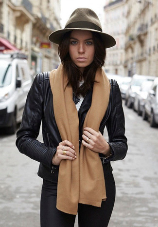 Beige Schal kombinieren – 210 Damen Outfits: Eine schwarze Leder Bikerjacke und ein beige Schal schaffen ein super entspanntes Alltags-Outfit, das aber immer schick bleibt und die Persönlichkeit des Trägers unterstreicht.