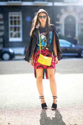 Fuchsia Rock kombinieren – 230 Damen Outfits: Um einen entspannten City-Look zu schaffen, brauchen Sie nur eine schwarze Leder Bikerjacke und einen fuchsia Rock. Schwarze Wildleder Sandaletten sind eine perfekte Wahl, um dieses Outfit zu vervollständigen.