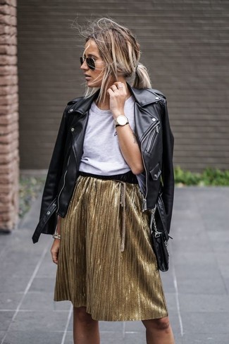 schwarze Leder Bikerjacke, graues T-Shirt mit einem Rundhalsausschnitt, goldener Falten Minirock, schwarze Sonnenbrille für Damen
