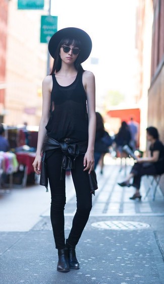 Schwarze Leder Bikerjacke kombinieren – 500+ Damen Outfits: Die Kombination aus einer schwarzen Leder Bikerjacke und schwarzen engen Jeans sieht entspannt und modern aus. Schwarze Leder Stiefeletten sind eine perfekte Wahl, um dieses Outfit zu vervollständigen.