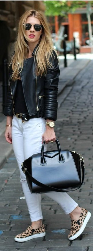schwarze Leder Bikerjacke, schwarzes Trägershirt, weiße enge Jeans mit Destroyed-Effekten, beige Slip-On Sneakers mit Leopardenmuster für Damen