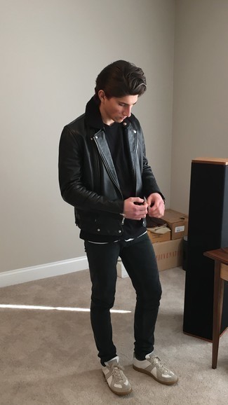 Teenager: Schwarze Leder Bikerjacke kombinieren – 13 Casual Herren Outfits kühl Wetter: Kombinieren Sie eine schwarze Leder Bikerjacke mit schwarzen Jeans, um einen lockeren, aber dennoch stylischen Look zu erhalten. Ergänzen Sie Ihr Look mit weißen Leder niedrigen Sneakers.