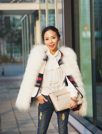 Beige Clutch kombinieren – 401 Damen Outfits: Wahlen Sie eine weiße Pelzweste und eine beige Clutch für einen zeitgenössischen lässigen Alltags-Look.
