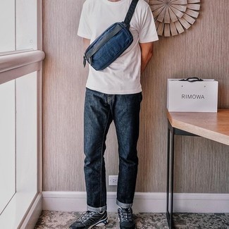 Welche T-Shirts mit einem Rundhalsausschnitt mit schwarzer und weißer Sportschuhe zu tragen – 619+ Herren Outfits