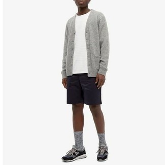 Welche T-Shirts mit einem Rundhalsausschnitt mit schwarzer und weißer Sportschuhe zu tragen – 619+ Herren Outfits