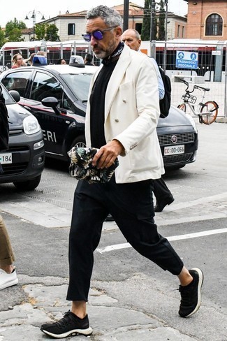 50 Jährige: Welche T-Shirts mit einem Rundhalsausschnitt mit schwarzer und weißer Sportschuhe zu tragen – 13 Herren Outfits