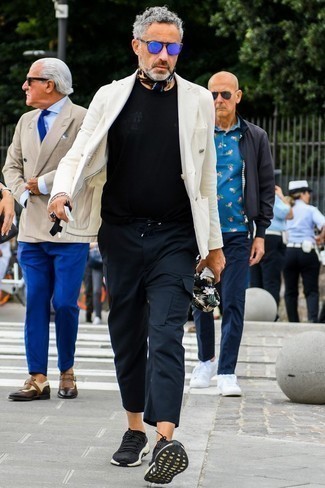 50 Jährige: Welche T-Shirts mit einem Rundhalsausschnitt mit schwarzer und weißer Sportschuhe zu tragen – 13 Herren Outfits