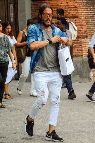 Welche T-Shirts mit einem Rundhalsausschnitt mit schwarzer und weißer Sportschuhe zu tragen – 619+ Herren Outfits