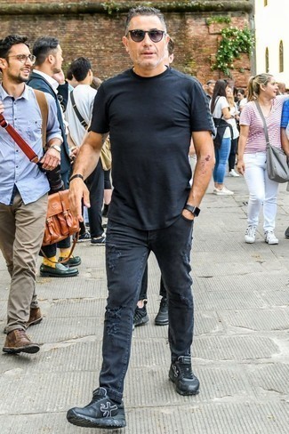 50 Jährige: Welche T-Shirts mit einem Rundhalsausschnitt mit schwarzer und weißer Sportschuhe zu tragen – 13 Herren Outfits