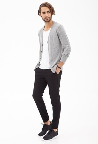 Welche T-Shirts mit einem Rundhalsausschnitt mit schwarzer und weißer Sportschuhe zu tragen – 619+ Herren Outfits