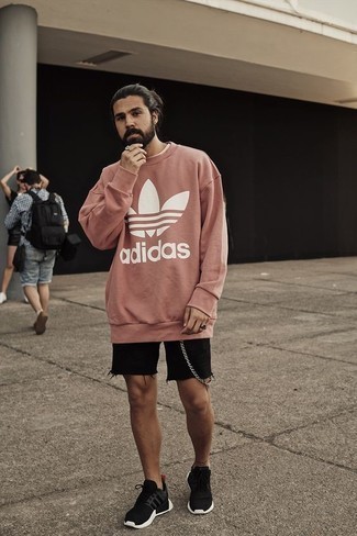 Welche T-Shirts mit einem Rundhalsausschnitt mit schwarzer und weißer Sportschuhe zu tragen – 619+ Herren Outfits