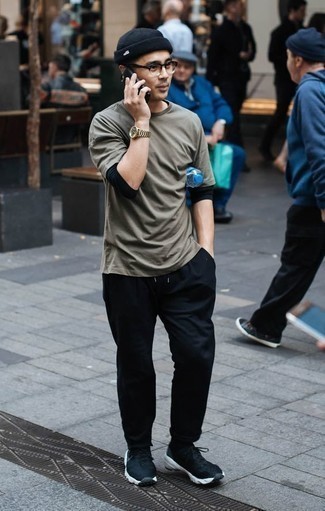 Welche T-Shirts mit einem Rundhalsausschnitt mit schwarzer und weißer Sportschuhe zu tragen – 619+ Herren Outfits