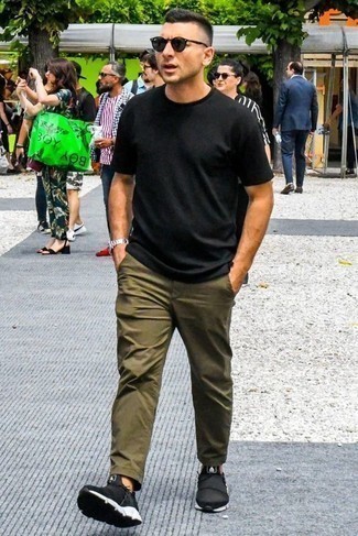 Welche T-Shirts mit einem Rundhalsausschnitt mit schwarzer und weißer Sportschuhe zu tragen – 619+ Herren Outfits