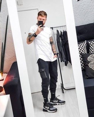 Welche T-Shirts mit einem Rundhalsausschnitt mit schwarzer und weißer Sportschuhe zu tragen – 619+ Herren Outfits