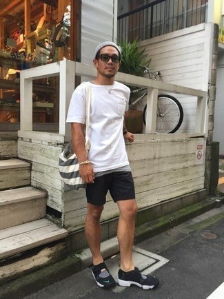 Welche T-Shirts mit einem Rundhalsausschnitt mit schwarzer und weißer Sportschuhe zu tragen – 619+ Herren Outfits
