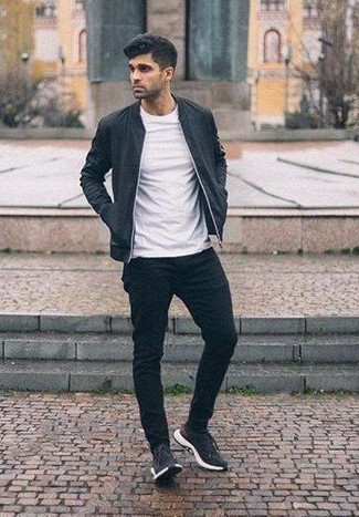 Welche T-Shirts mit einem Rundhalsausschnitt mit schwarzer und weißer Sportschuhe zu tragen – 619+ Herren Outfits