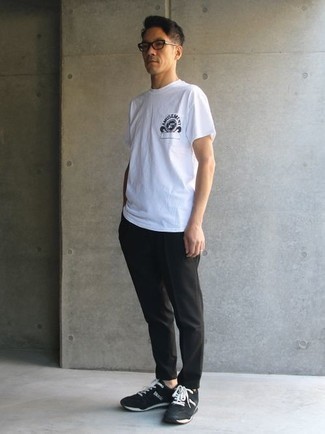 Welche T-Shirts mit einem Rundhalsausschnitt mit schwarzer und weißer Sportschuhe zu tragen – 619+ Herren Outfits
