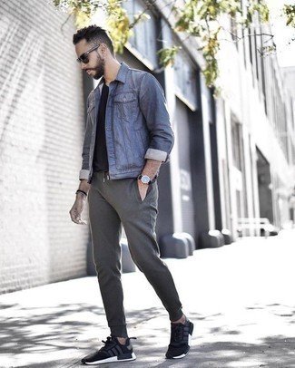 Welche T-Shirts mit einem Rundhalsausschnitt mit schwarzer und weißer Sportschuhe zu tragen – 619+ Herren Outfits