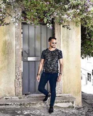 Welche T-Shirts mit einem Rundhalsausschnitt mit schwarzer und weißer Sportschuhe zu tragen – 619+ Herren Outfits