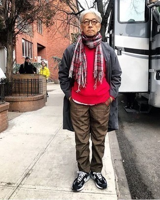 50 Jährige: Welche T-Shirts mit einem Rundhalsausschnitt mit schwarzer und weißer Sportschuhe zu tragen – 13 Herren Outfits