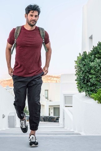 Welche T-Shirts mit einem Rundhalsausschnitt mit schwarzer und weißer Sportschuhe zu tragen – 619+ Herren Outfits