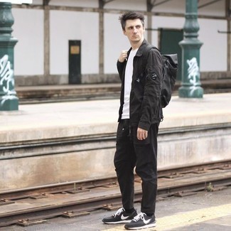 Welche T-Shirts mit einem Rundhalsausschnitt mit schwarzer und weißer Sportschuhe zu tragen – 619+ Herren Outfits