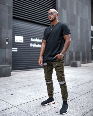 Welche T-Shirts mit einem Rundhalsausschnitt mit schwarzer und weißer Sportschuhe zu tragen – 619+ Herren Outfits