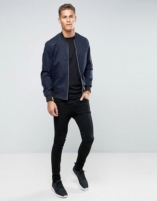 Welche T-Shirts mit einem Rundhalsausschnitt mit schwarzer und weißer Sportschuhe zu tragen – 619+ Herren Outfits