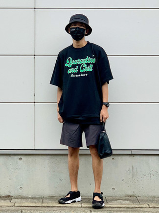 Welche T-Shirts mit einem Rundhalsausschnitt mit schwarzer und weißer Sportschuhe zu tragen – 619+ Herren Outfits