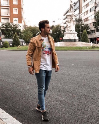 Welche T-Shirts mit einem Rundhalsausschnitt mit schwarzer und weißer Sportschuhe zu tragen – 619+ Herren Outfits