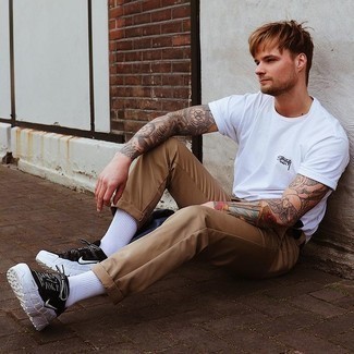 Welche T-Shirts mit einem Rundhalsausschnitt mit schwarzer und weißer Sportschuhe zu tragen – 619+ Herren Outfits